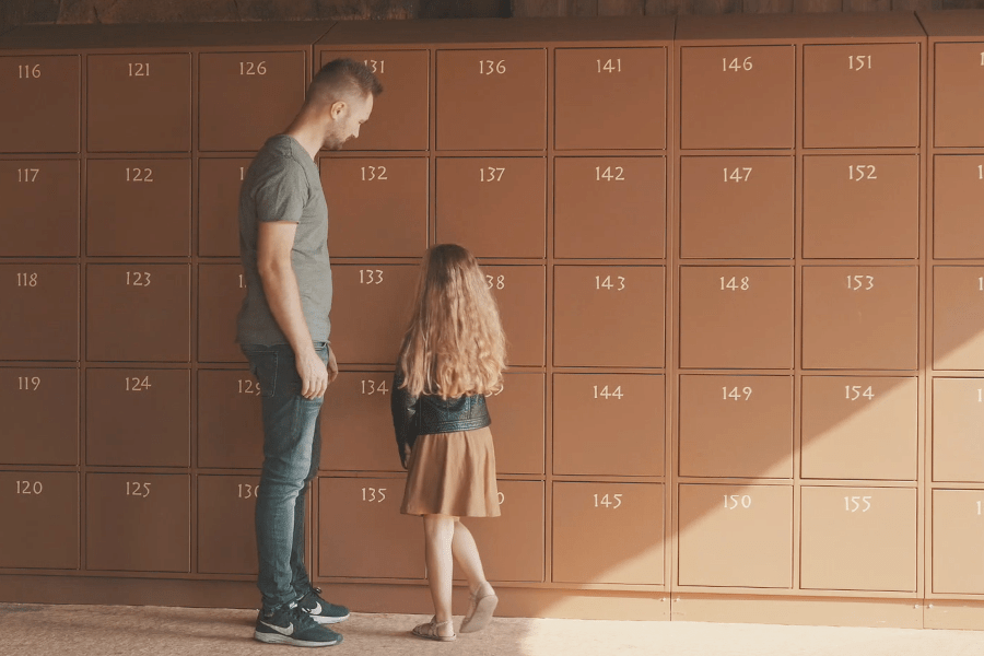 smart luggage lockers keynius 2023 father and daughter using a keynius smart luggage locker
